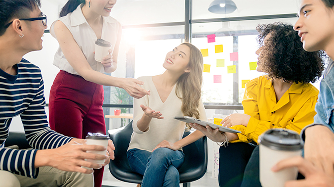 笑顔で談笑をしている人々